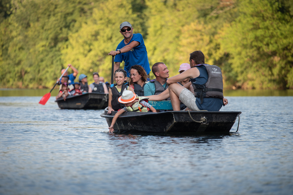 Photo activité famille balade en barque à la découverte des castors ardèche