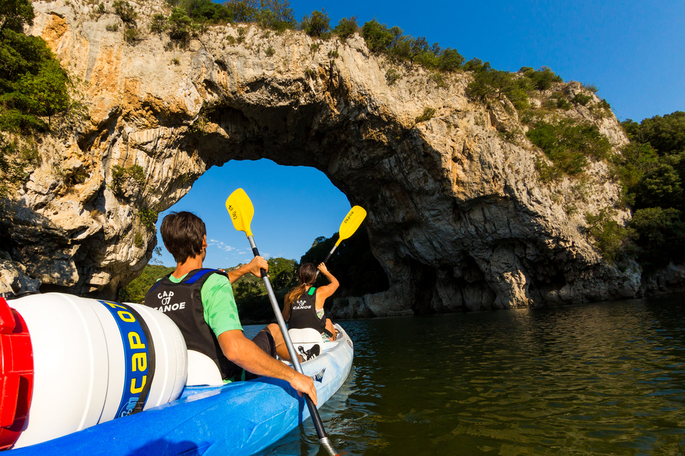Photo passez sous le pont d'arc en ardèche vallon pont d'arc